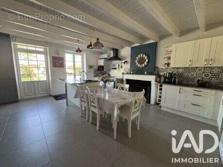 Maison 215 m² à La Taillee  - photo 2