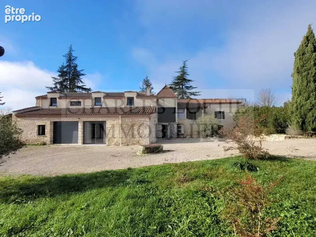 Superbe propriété rénovée au cœur d’un village du Causse du Quercy, à 20 minutes de Cahors. - photo 2