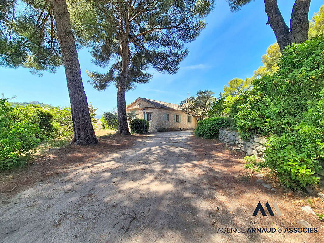 Le Castellet - Authentique bastide provençale en pierre de plain-pied avec vue panoramique - photo 16