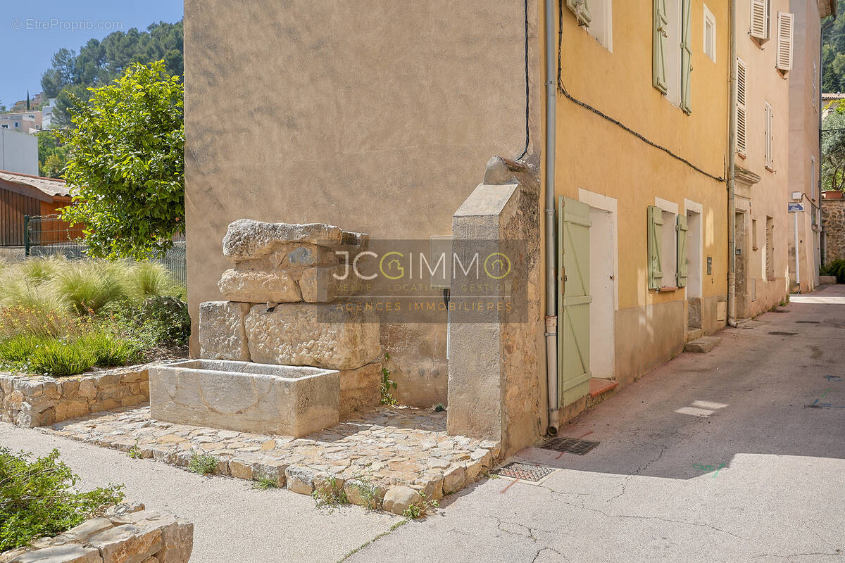 Maison à SOLLIES-TOUCAS