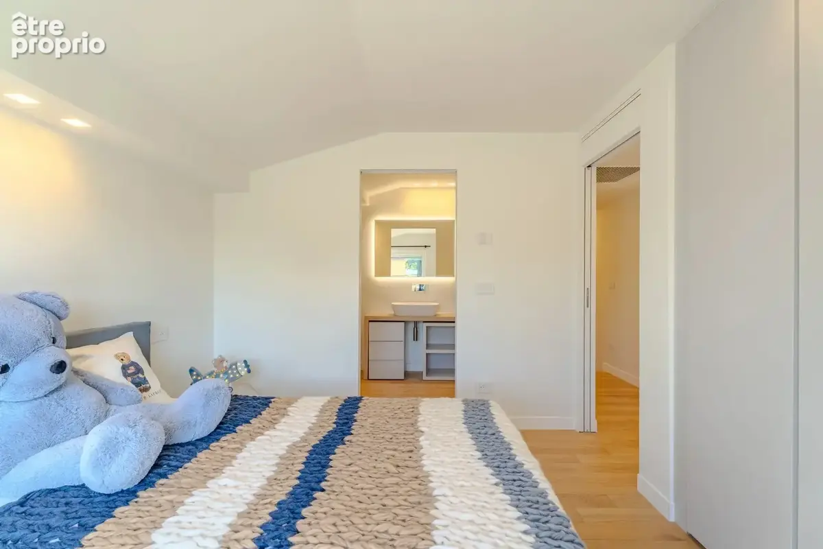 Villa contemporaine rénovée, terrain plat et piscine - photo 10