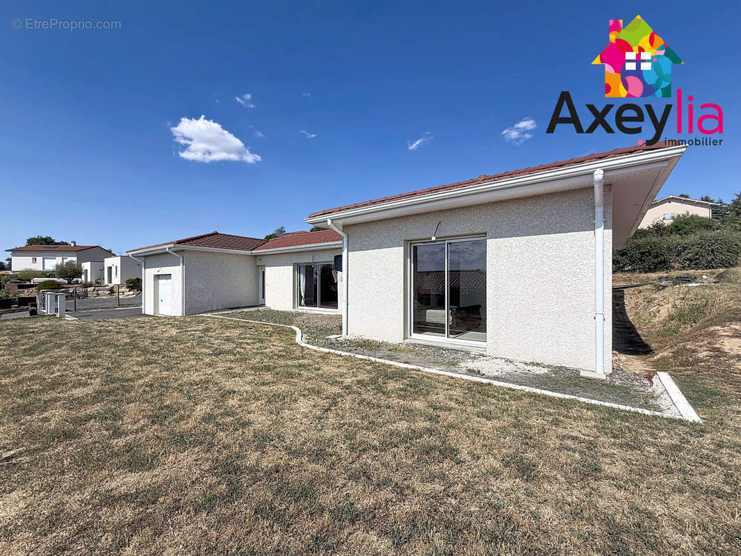 A vendre - secteur feurs - maison de plein-pied, 4 chambres, terrain d'environ 850m2 avec vue plaine du forez - photo 2