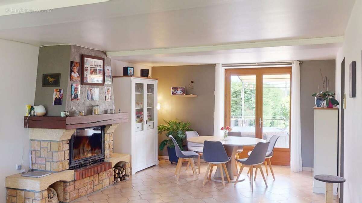 Maison à SENS-BEAUJEU