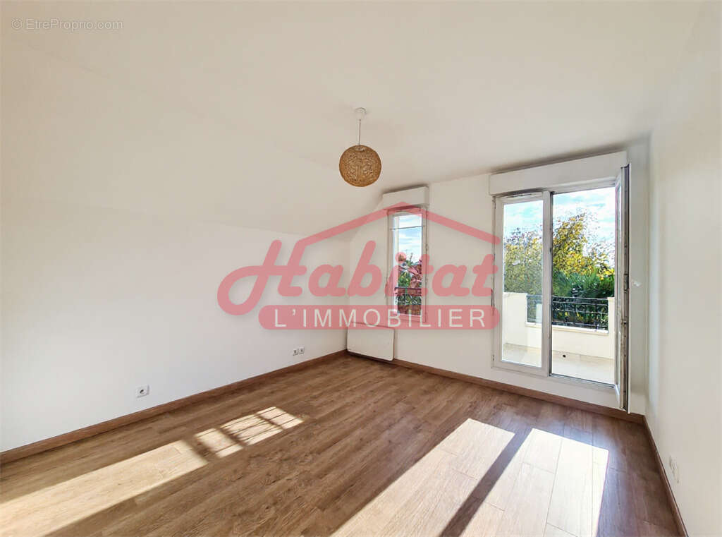 Chelles-coeur de ville - grand appartement 2 pieces avec terrasse et box - photo 5