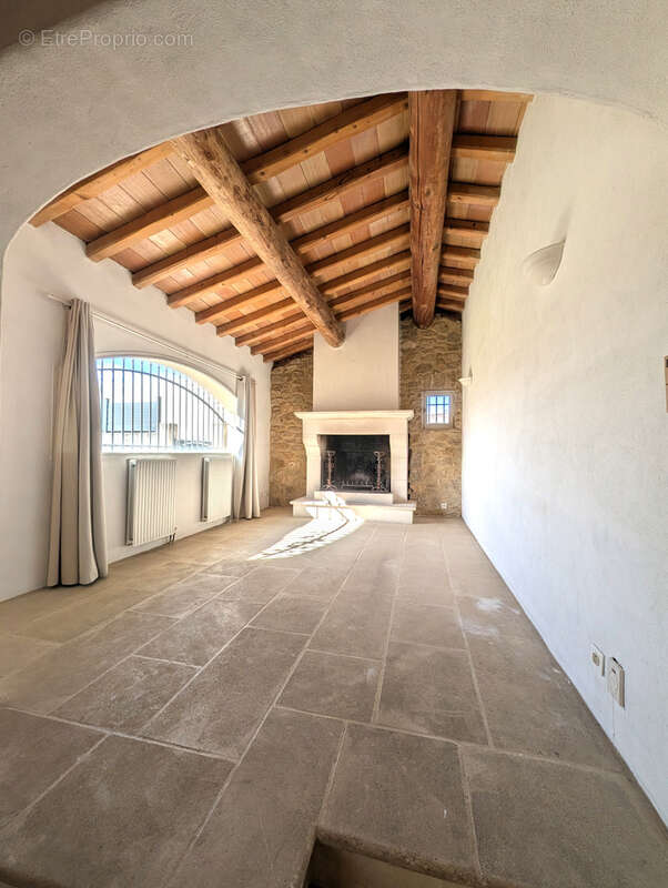Maison à ENTRAIGUES-SUR-LA-SORGUE