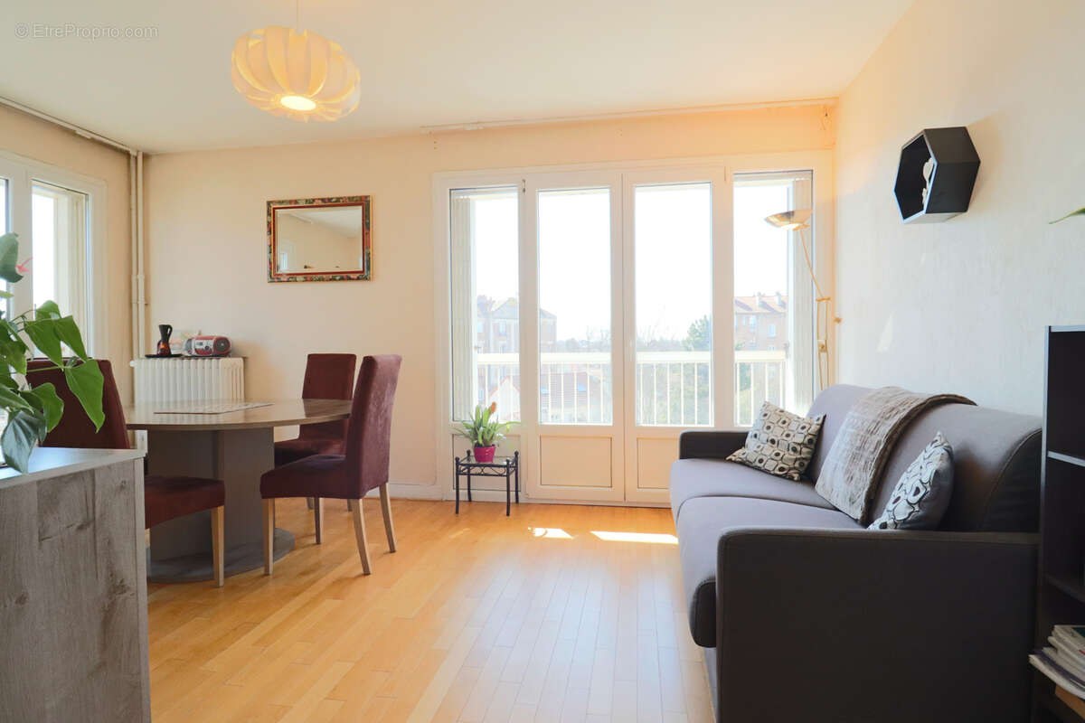 Appartement à LES PAVILLONS-SOUS-BOIS