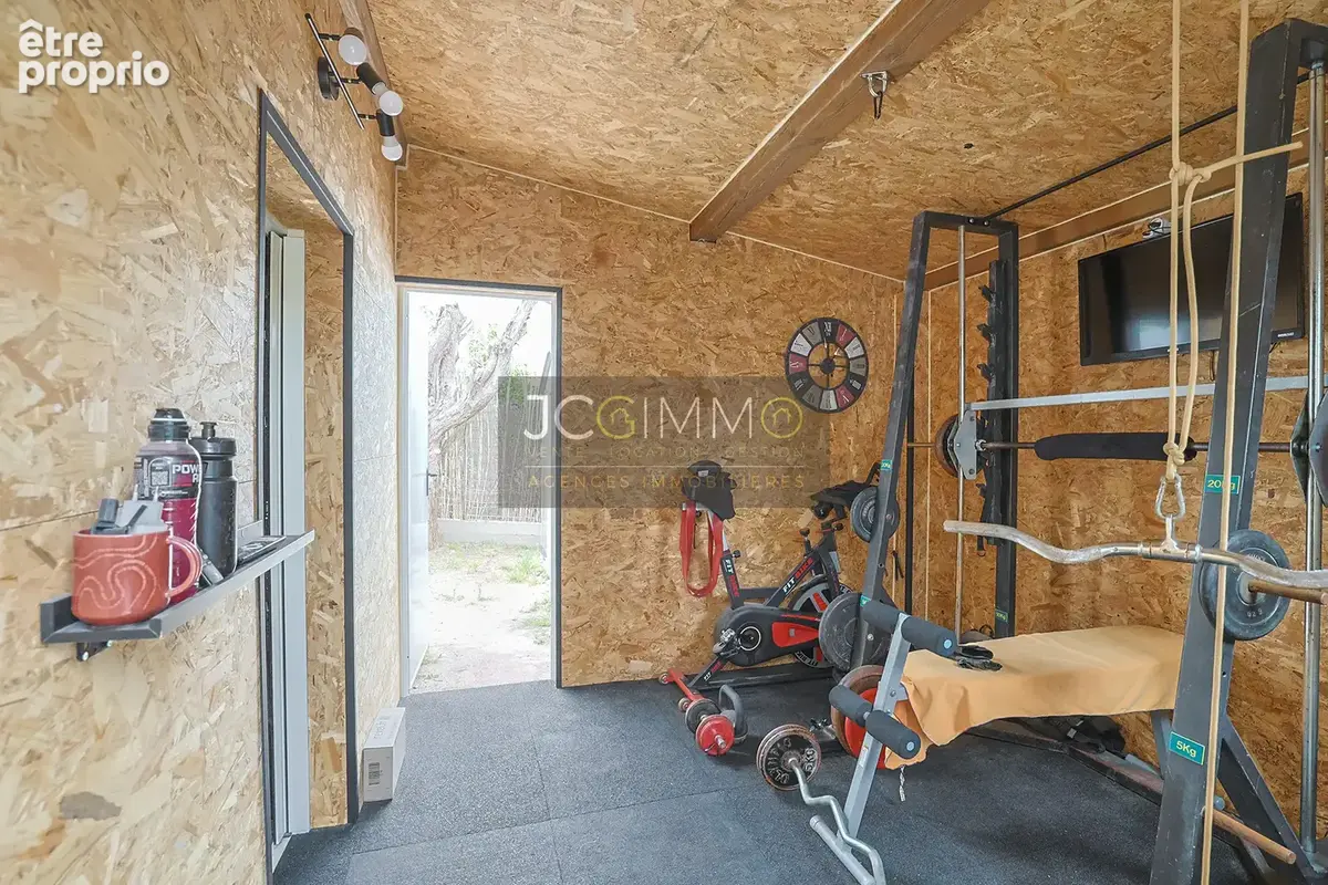 Une villa de plain-pied T5 avec piscine et garage ! - photo 18
