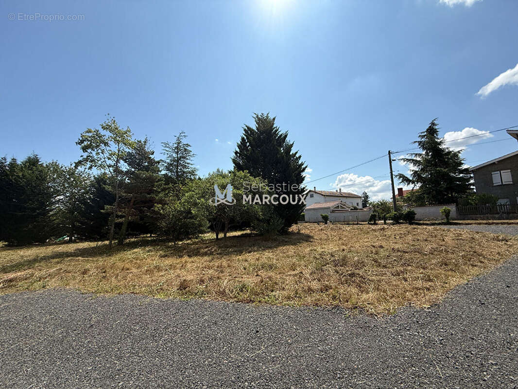 SAVIGNEUX - Terrain de 770 m² viabilisé - photo 2