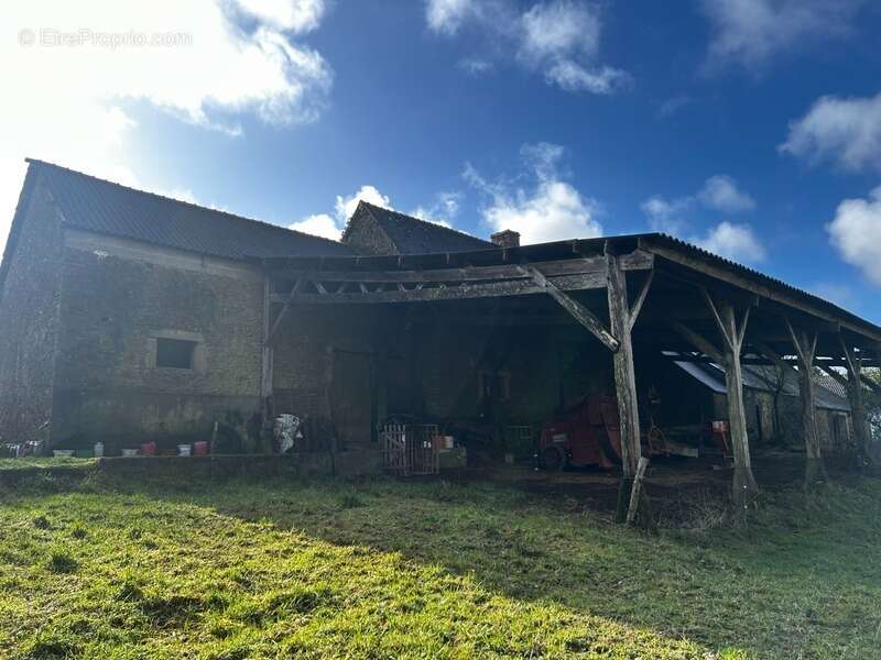 Longère en pierre à rénover avec four à pain du XVIᵉ siècle, grand hangar et 3 000 m² de terrain – Plémet - photo 7