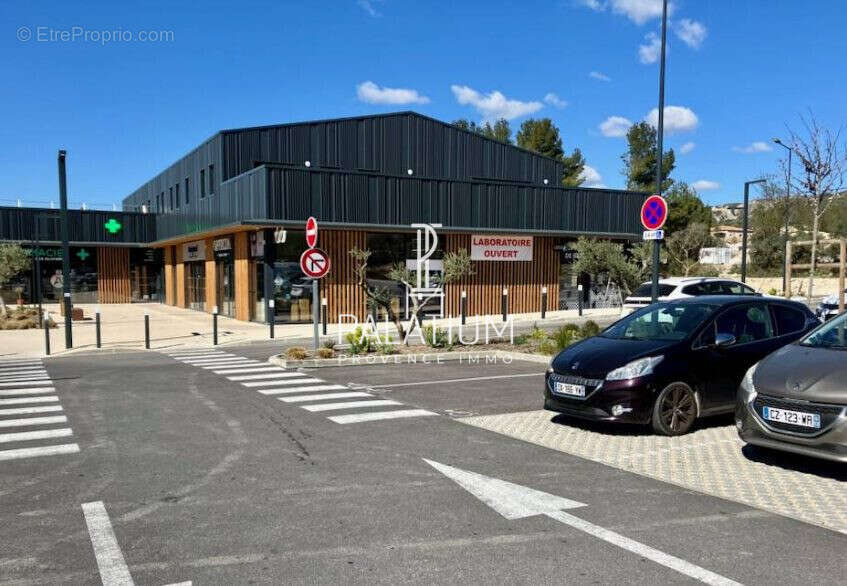 Commerce à LA FARE-LES-OLIVIERS