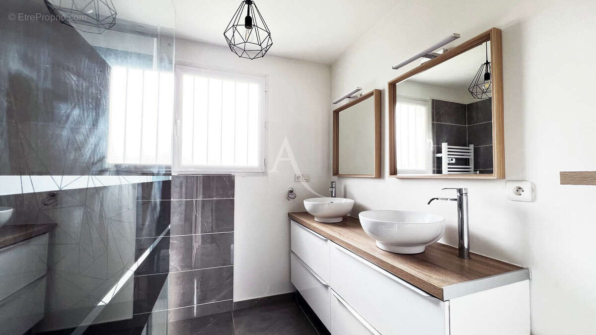 Maison à CHAILLEVETTE