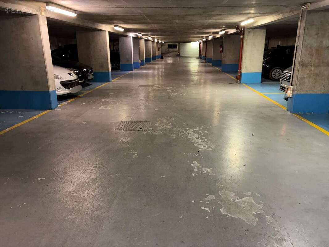 Parking à PARIS-11E