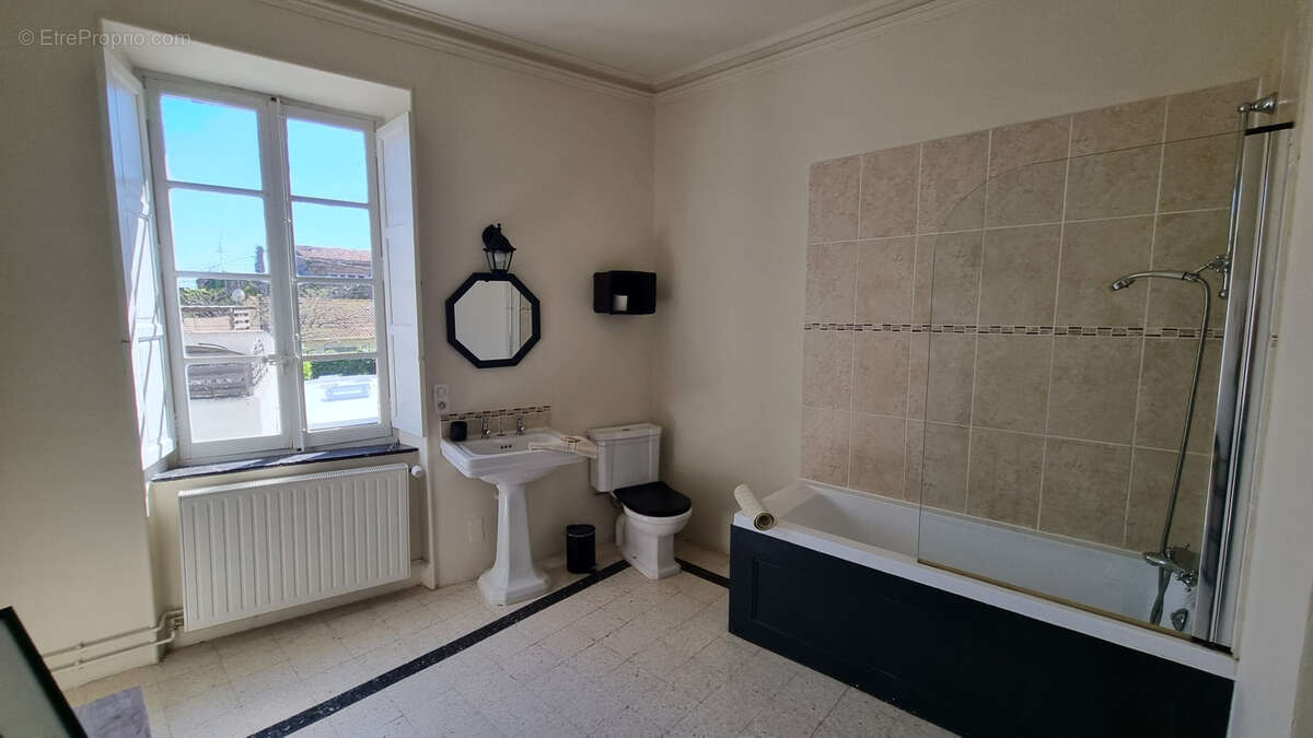 Maison à MONTOULIERS