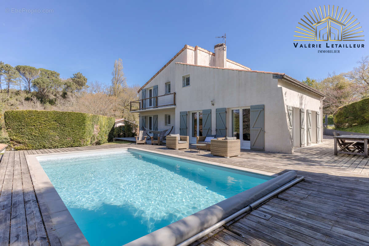Magnifique maison de caractère développant environ 170 m2 habitables, complétés par 100 m2 de sous-sol, le tou - photo 16