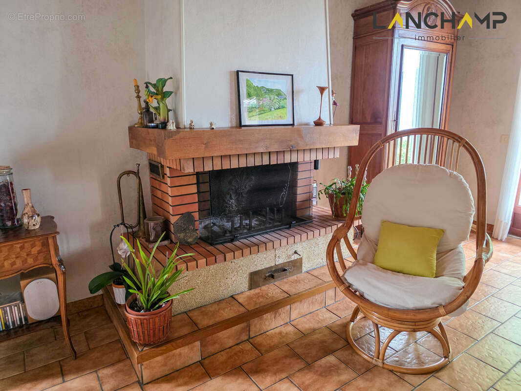 Maison avec vue dominante, grand terrain et potentiel d'évolution - photo 5
