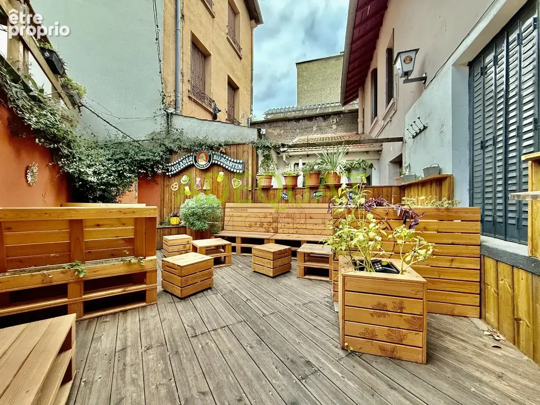 VILLEURBANNE, maison de ville de 166m2 + cave + 3 garages + cour intérieur... - photo 6