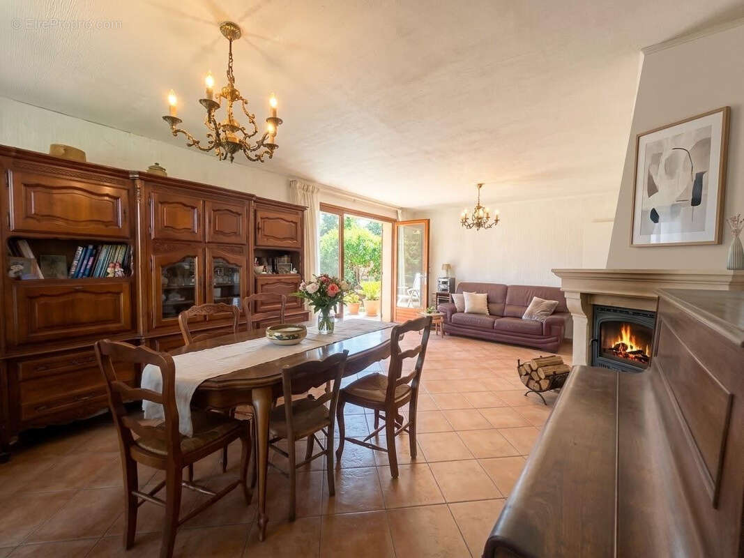 Roy d'Espagne  Maison Plain-Pied de 97 m2 sur 1 300 m2 de terrain   Exclusivité - photo 4