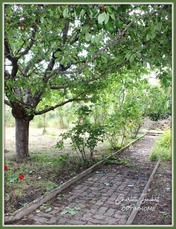 Maison à MONTMOREAU-SAINT-CYBARD