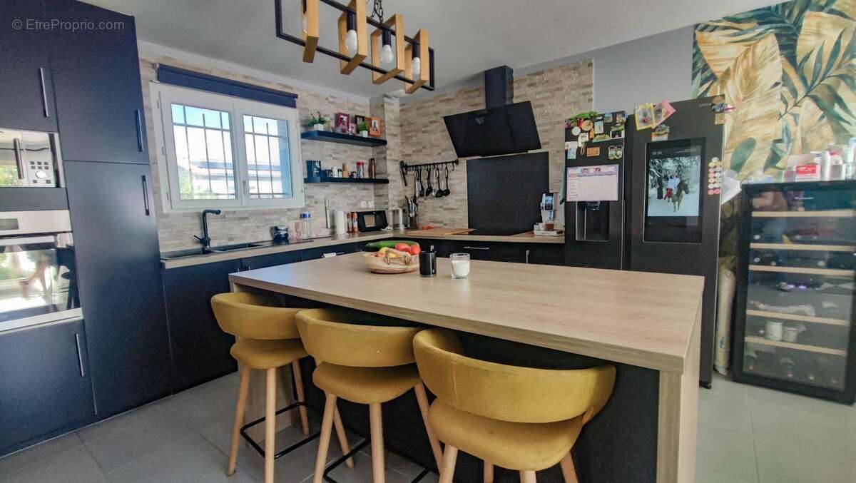 Maison à SAINT-CHAPTES