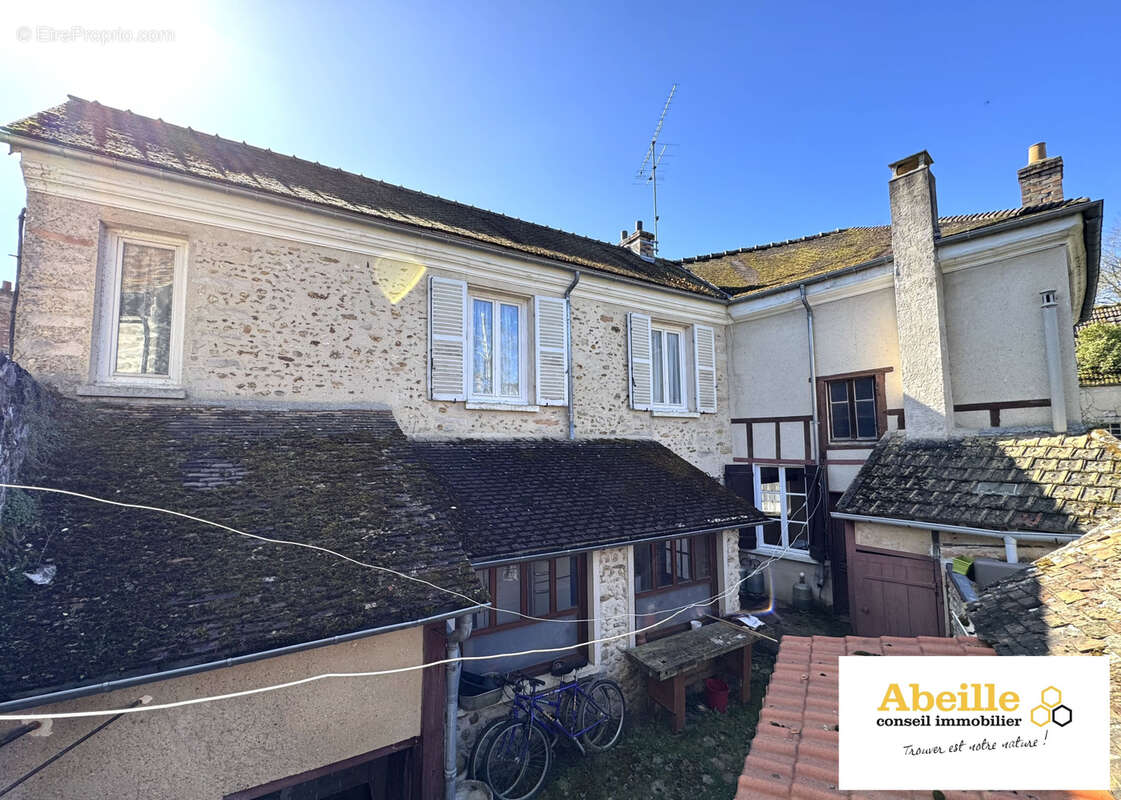 Maison à SAINT-SULPICE-DE-FAVIERES