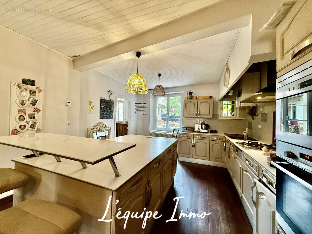 En cœur de ville, demeure familiale aux volumes exceptionnels avec jardin intime et piscine - photo 9
