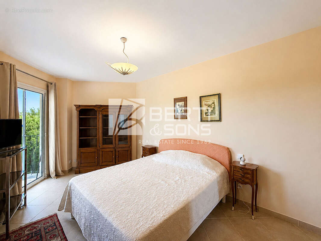 DOMAINE SECURISÉ - Villa 5 pièces de 211 m² avec vue mer panoramique - photo 15