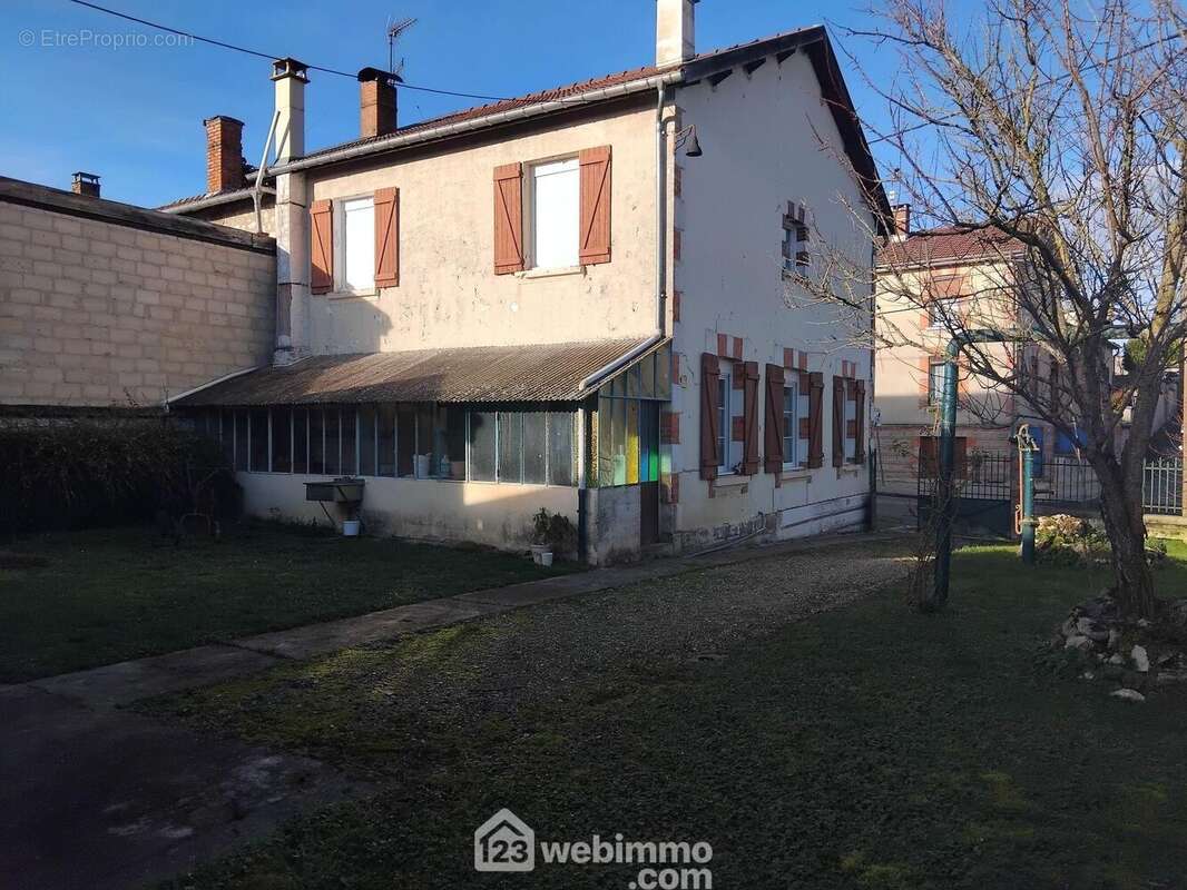 cour intérieure avec véranda - Maison à VILLOTTE-DEVANT-LOUPPY
