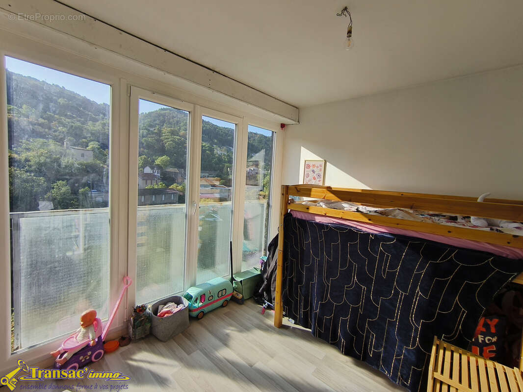 Haut de Thiers, appartement type F3 de 52m2 au RDC avec balcon et une cave. - photo 6