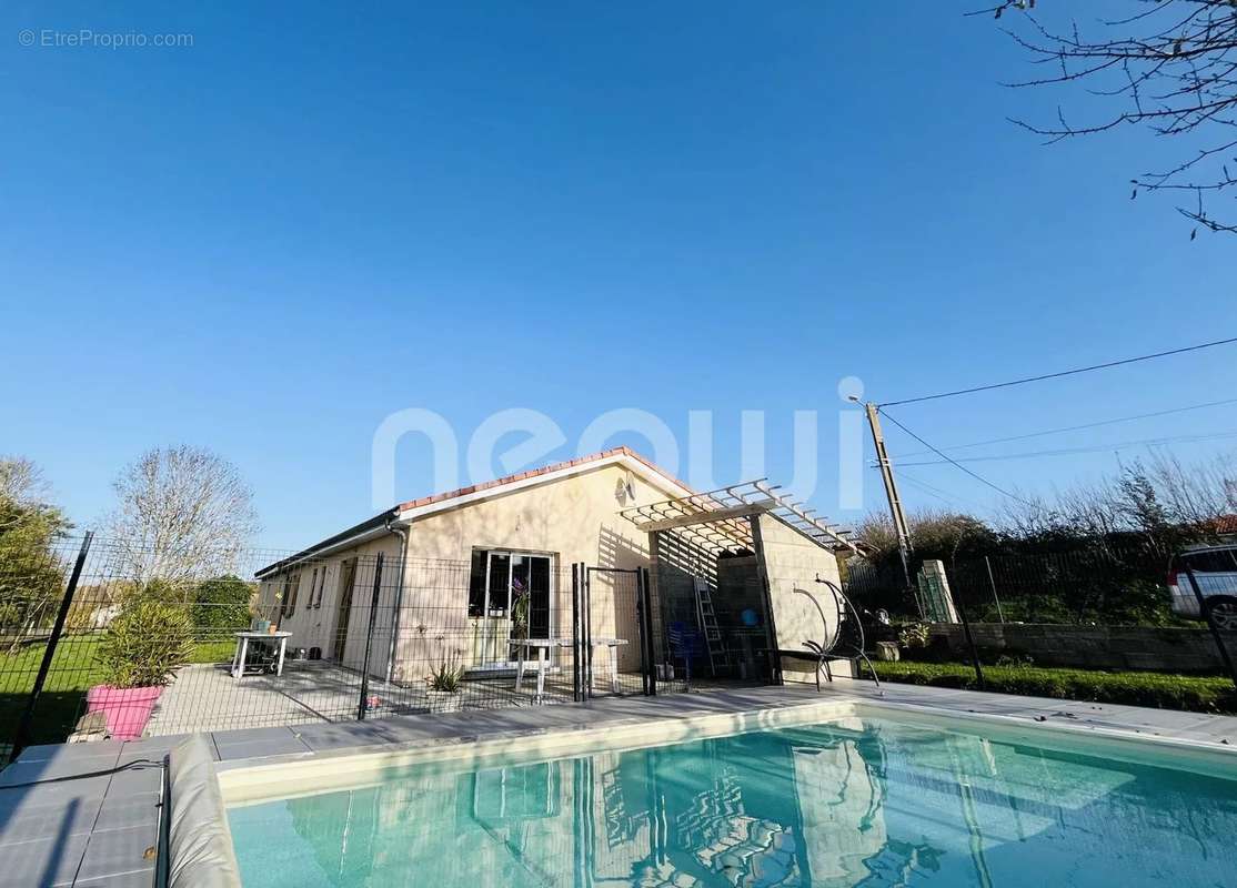 Maison à SAINT-AGOULIN