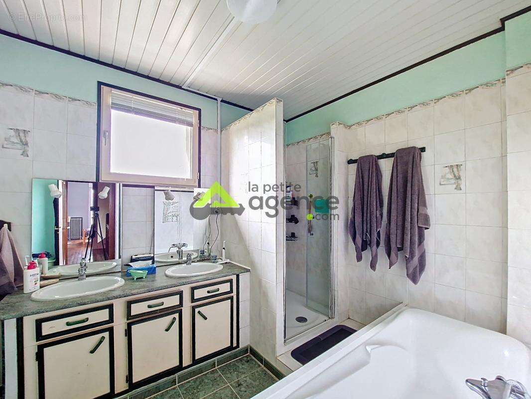 Maison à LA CELLE-DUNOISE