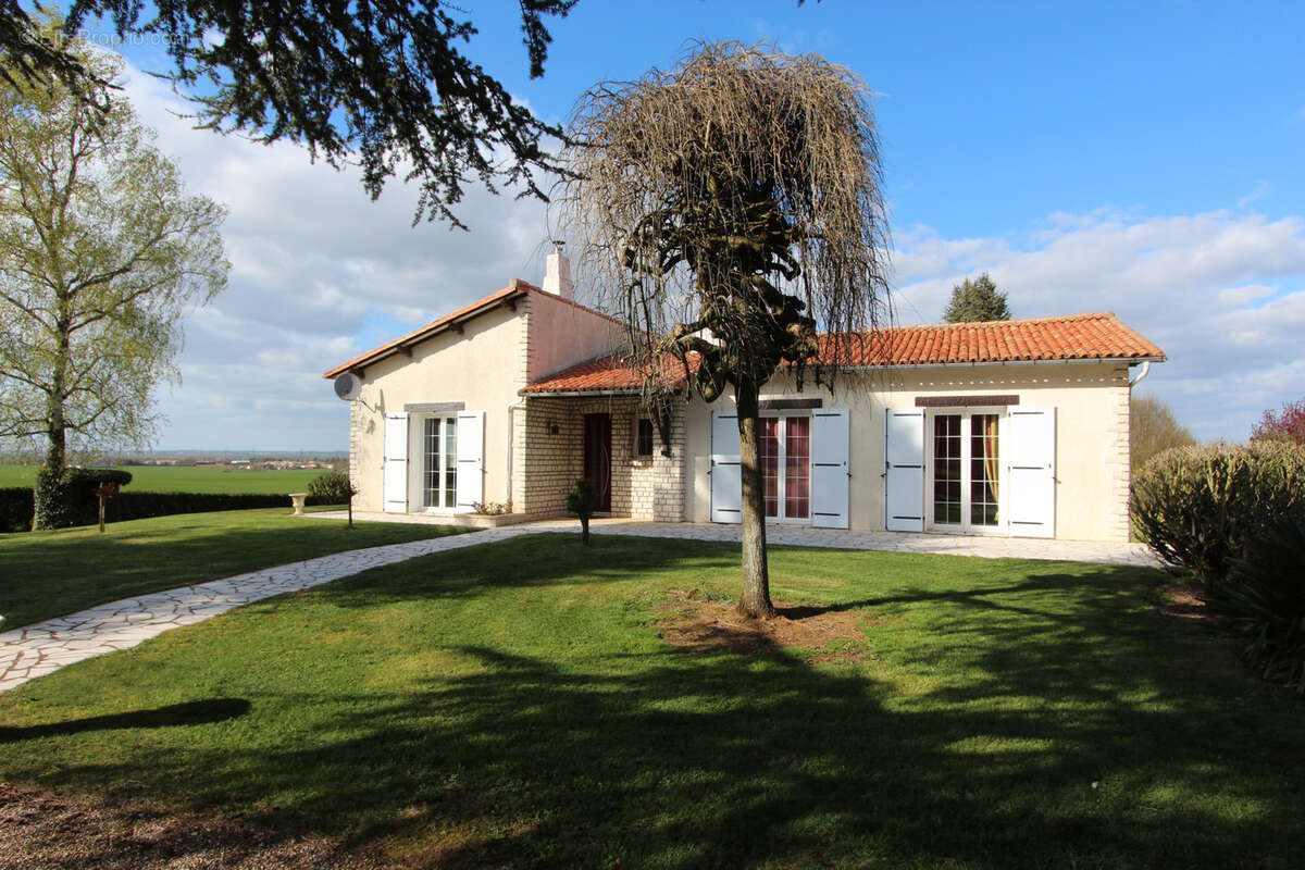 Saint gelais - maison de 120 m2 habitable 3 ch grand terrain et dependances - photo 12