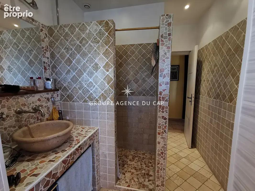À vendre villa 5 chambres avec vue mer proche centre ville avec piscine et garage double, à saint aygulf - photo 9