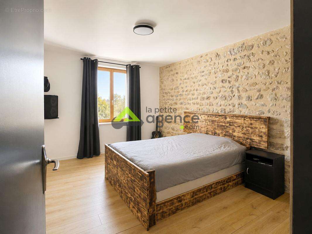 Maison 140 m2 + grange + atelier + garage   Gros potentiel - photo 2