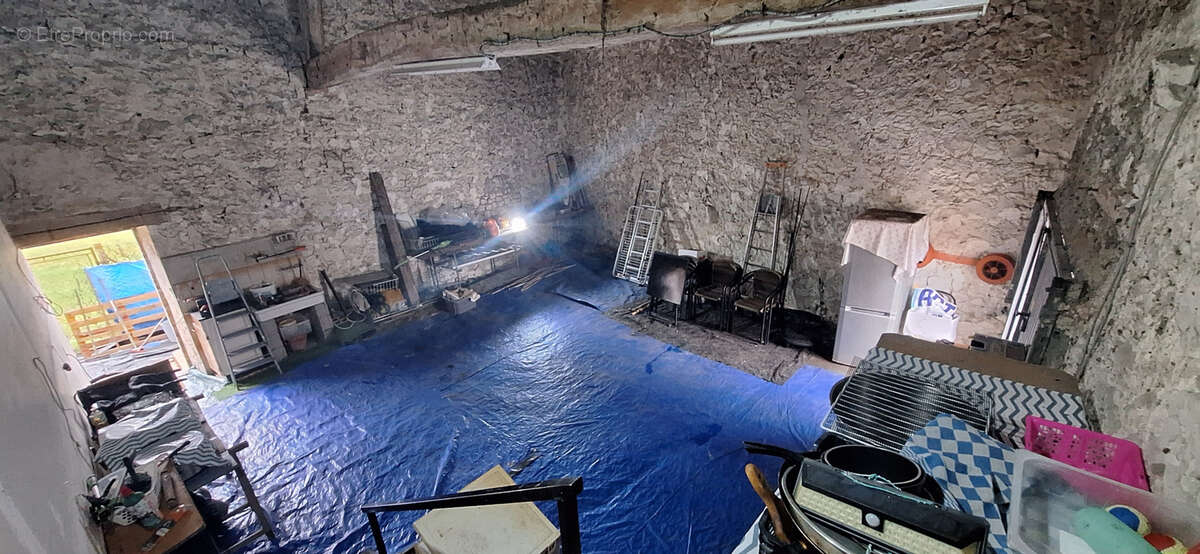 Maison à LAROCHE-SAINT-CYDROINE