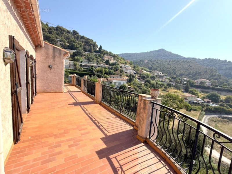 Grand 4 pièces au dernier étage de maison avec terrasses, parkings et vue mer. - photo 11