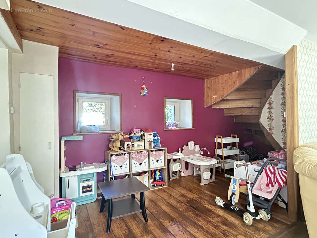 Une maison en pierres et tuiles de pays d'environ 160m2 comprenant: -Au rez-de-chaussée: cuisine aménagé avec - photo 9