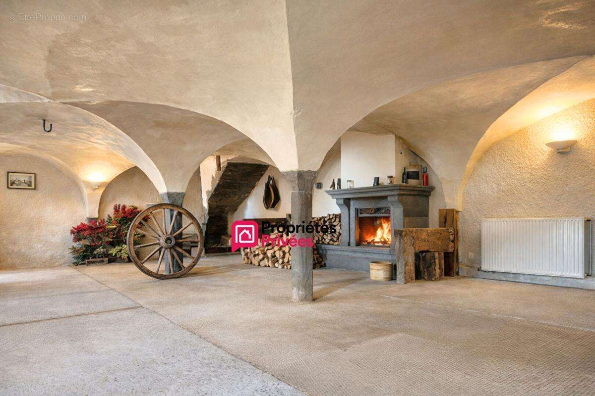 Maison à CEYSSAT