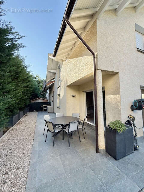 Maison à SAINT-GENIS-POUILLY