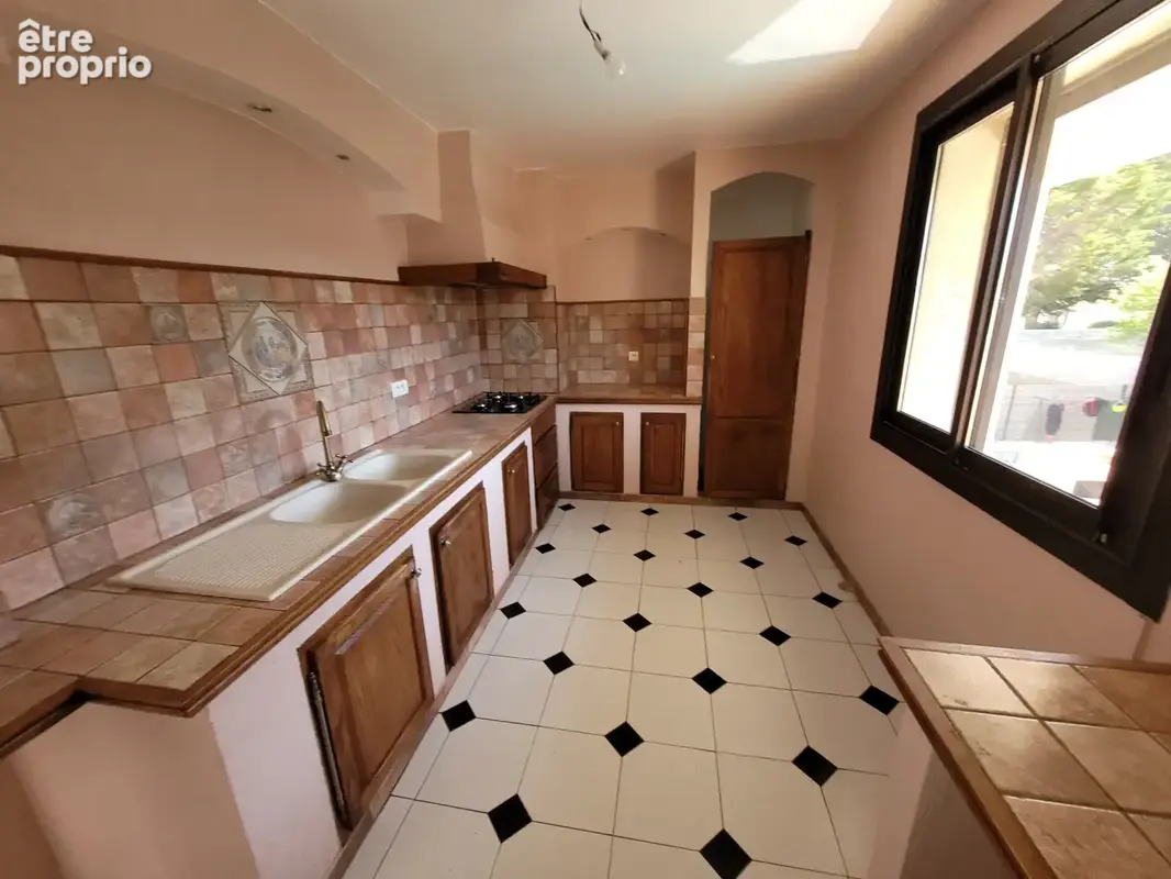 Fleury d'Aude Villa de type VI sur 3 niveaux, SH 145 m2 plus un garage de 15 m2 sur un terrain de 500 m2. - photo 12