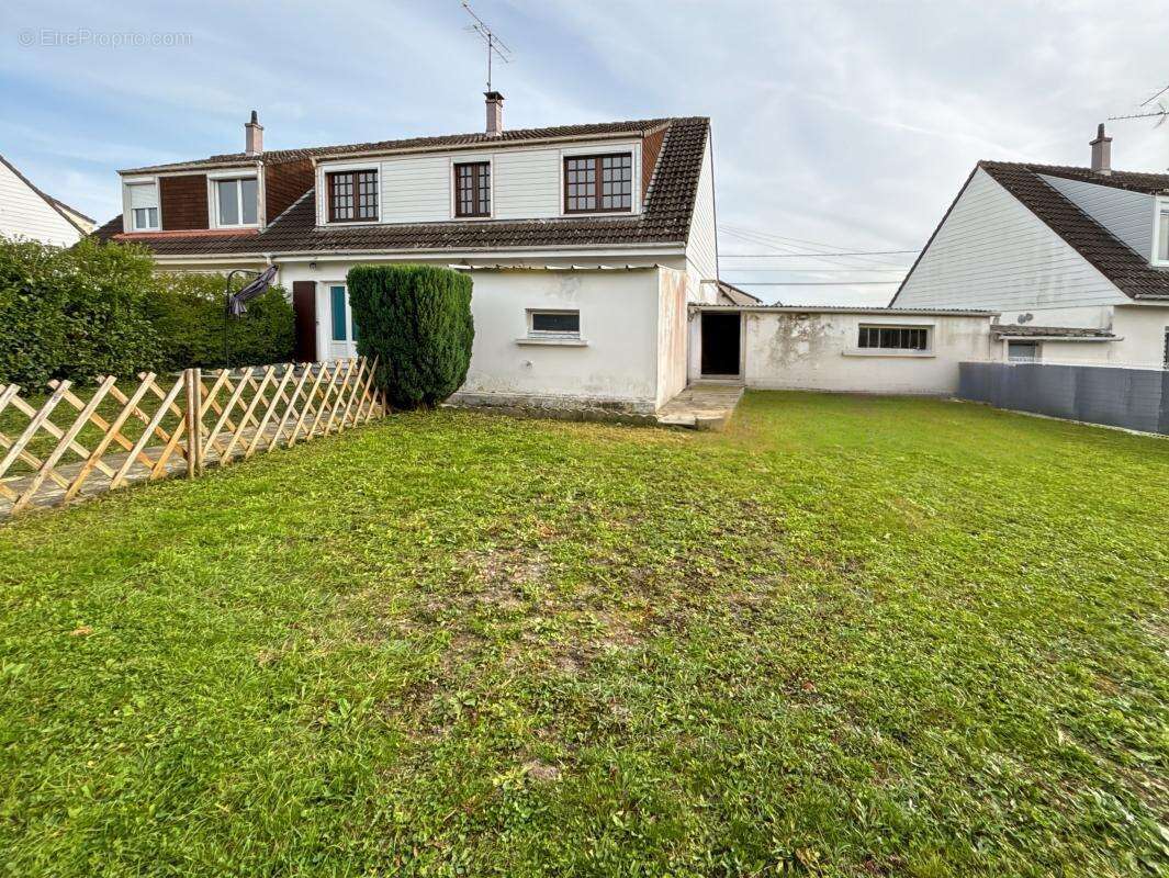 Maison à SAINT-JEAN-DE-BRAYE