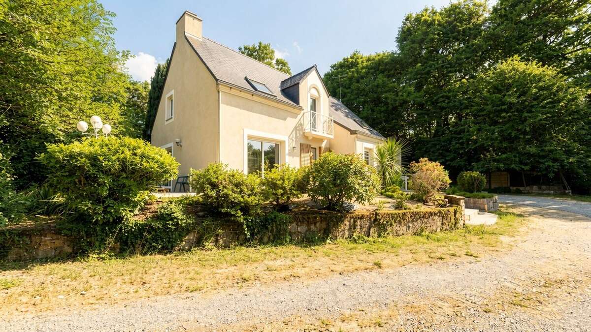 Maison 125 m² à Bourg-Des-Comptes  - photo 2
