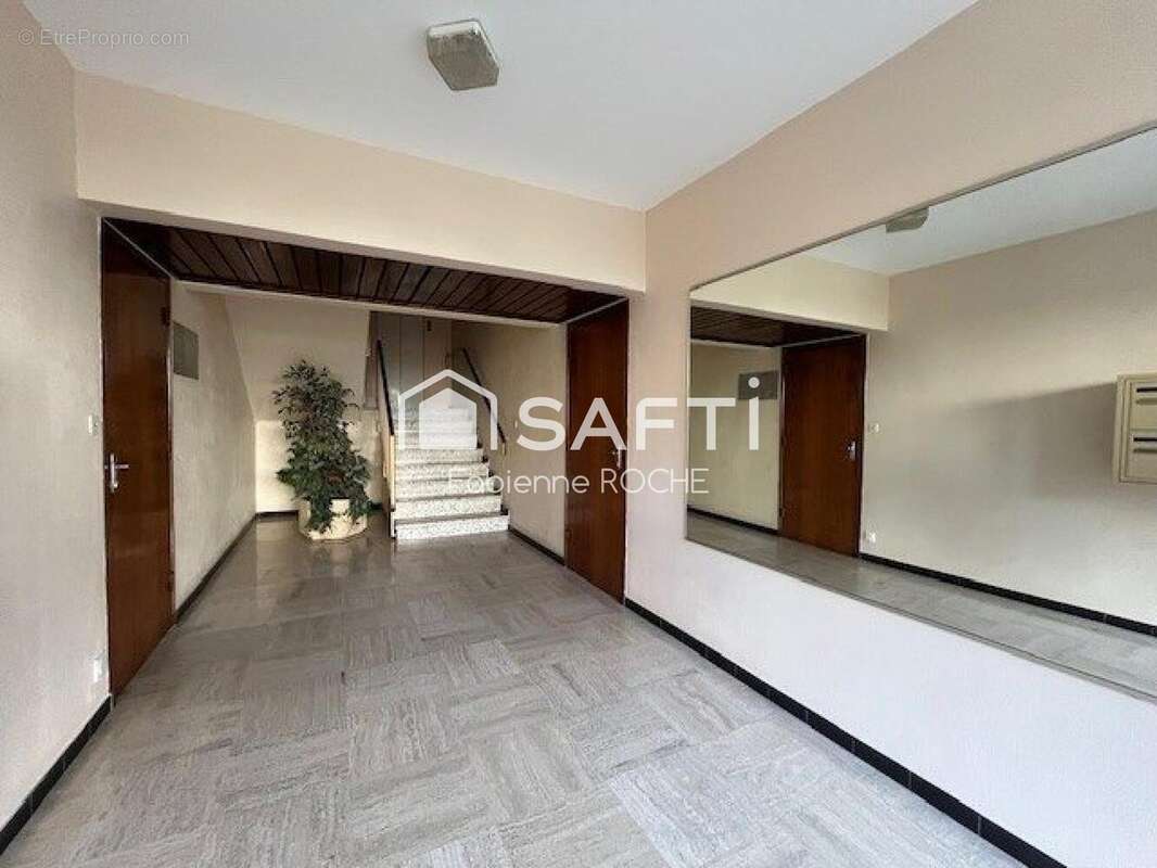 Photo 2 - Appartement à SAINT-PRIEST-EN-JAREZ