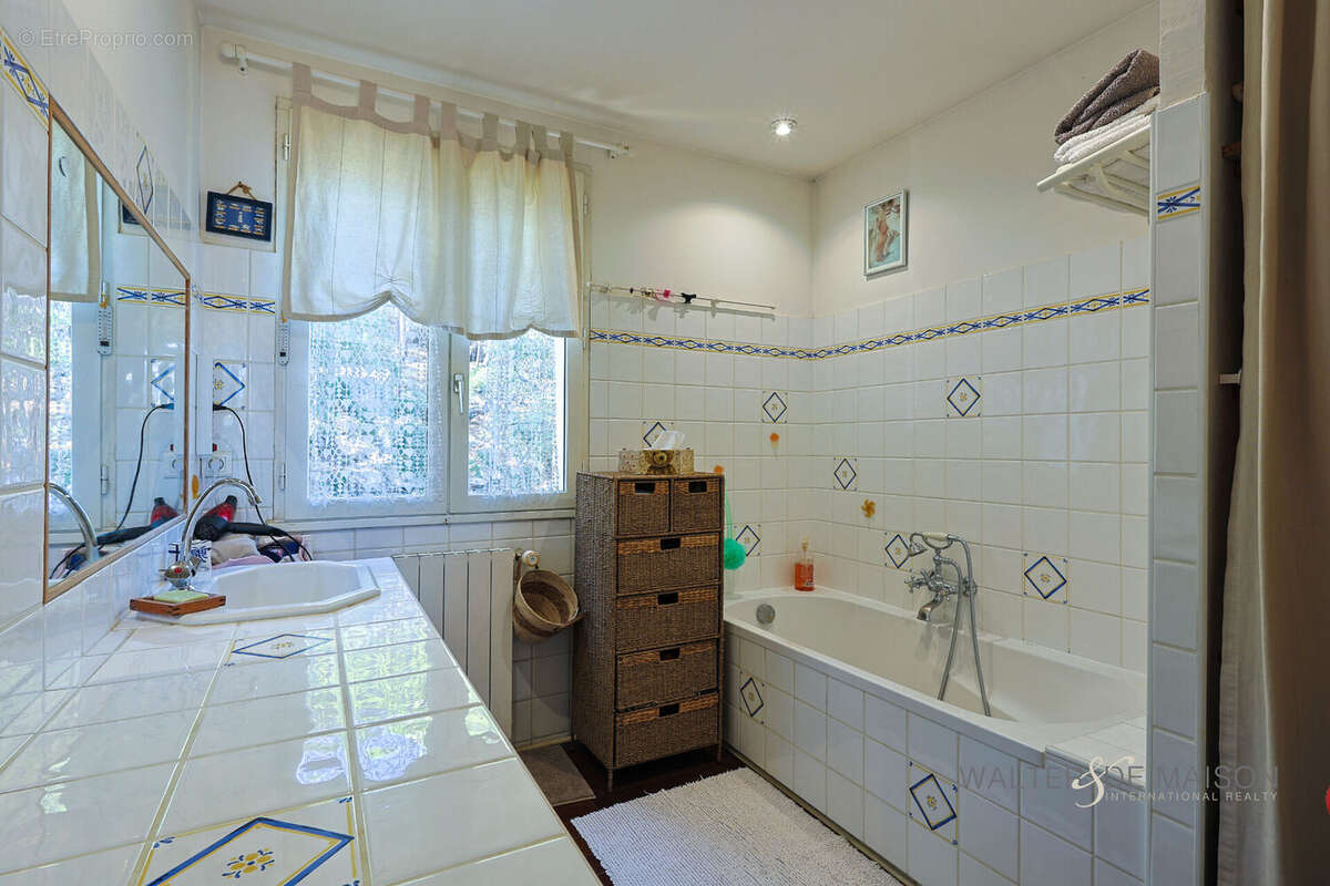 Maison à LE REVEST-LES-EAUX