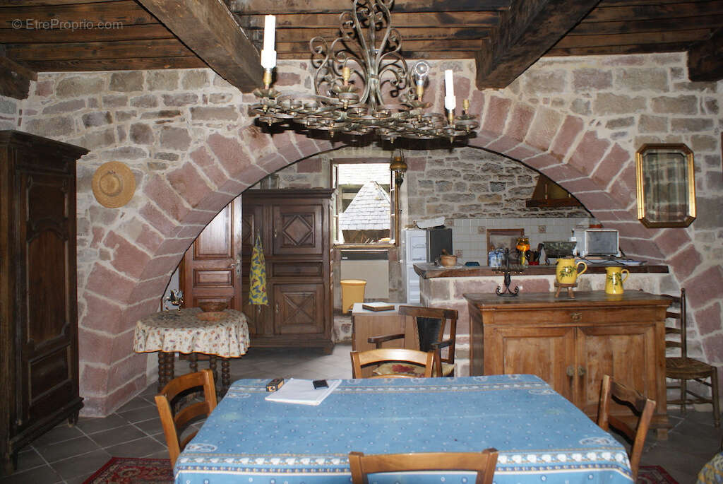 Maison à COLLONGES-LA-ROUGE