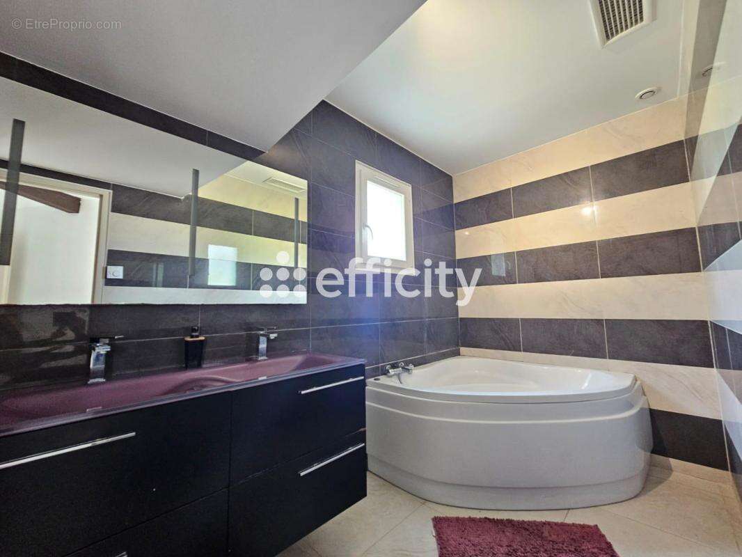 Maison à COURNONSEC