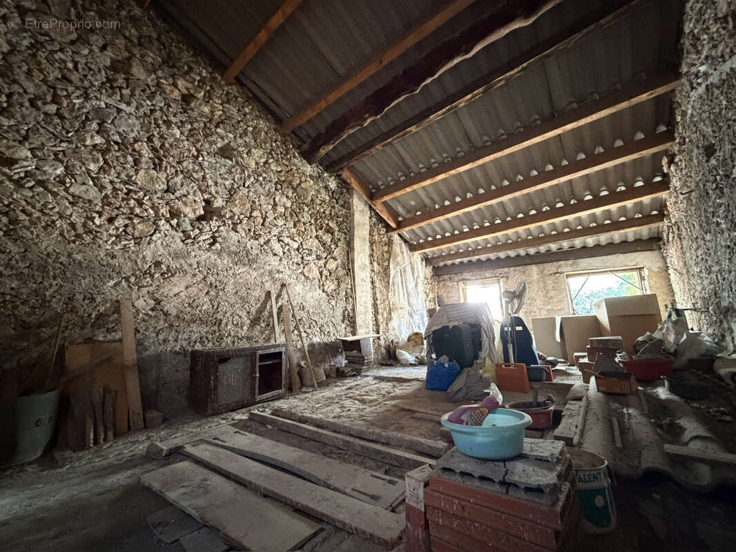 A rénover grande maison de village gros potentielle - photo 2