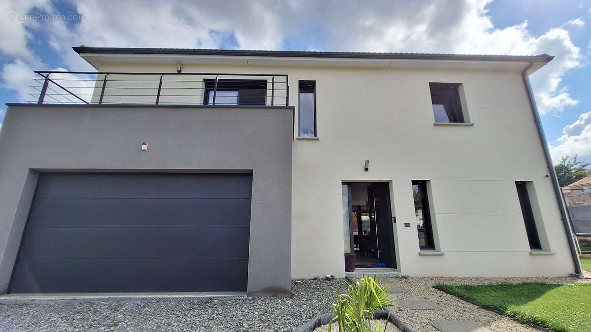 Maison à CHANAT-LA-MOUTEYRE