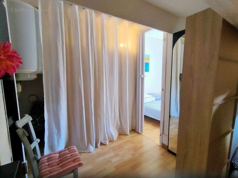 Grau d'agde - maison renovée et meublée - t2 + mezzanine en rez-de-jardin terrasse - 2 pièces - chambre cabine- stationnement mo - photo 6