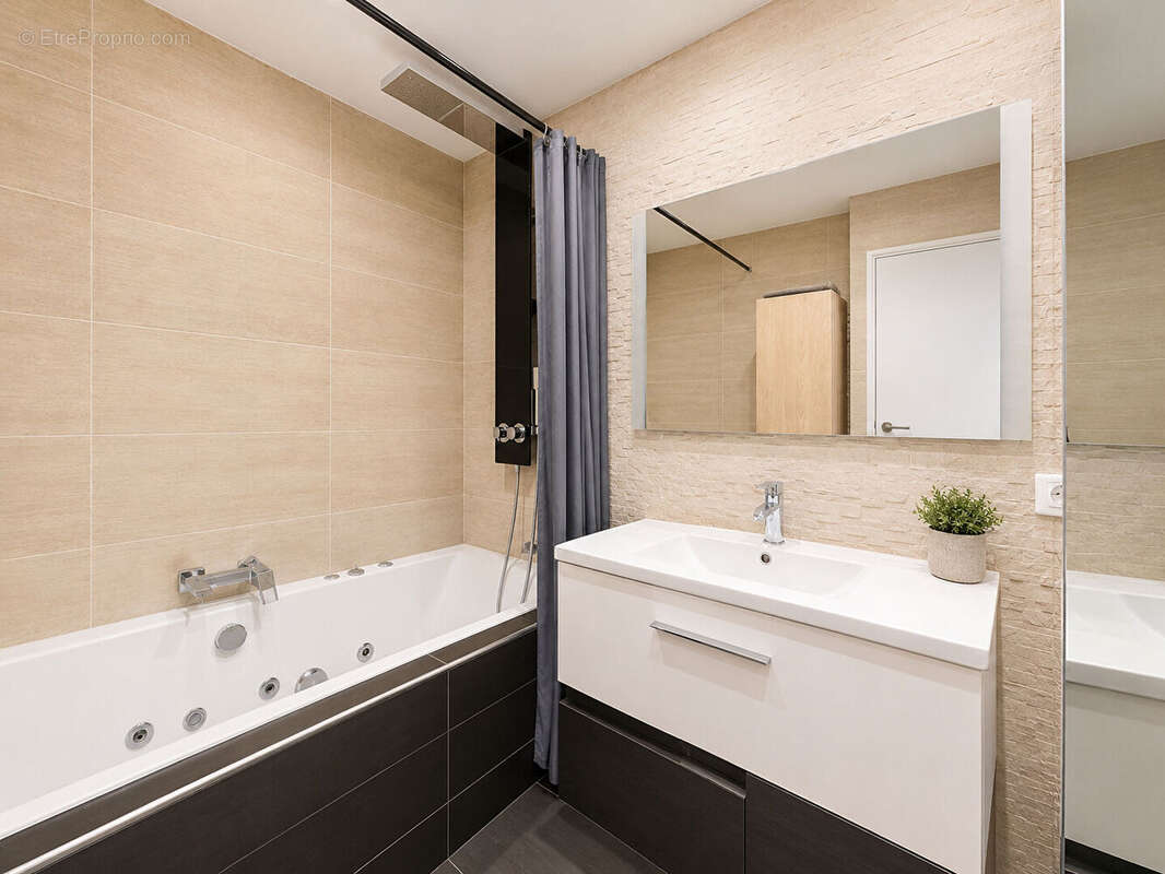 Appartement à MANDRES-LES-ROSES