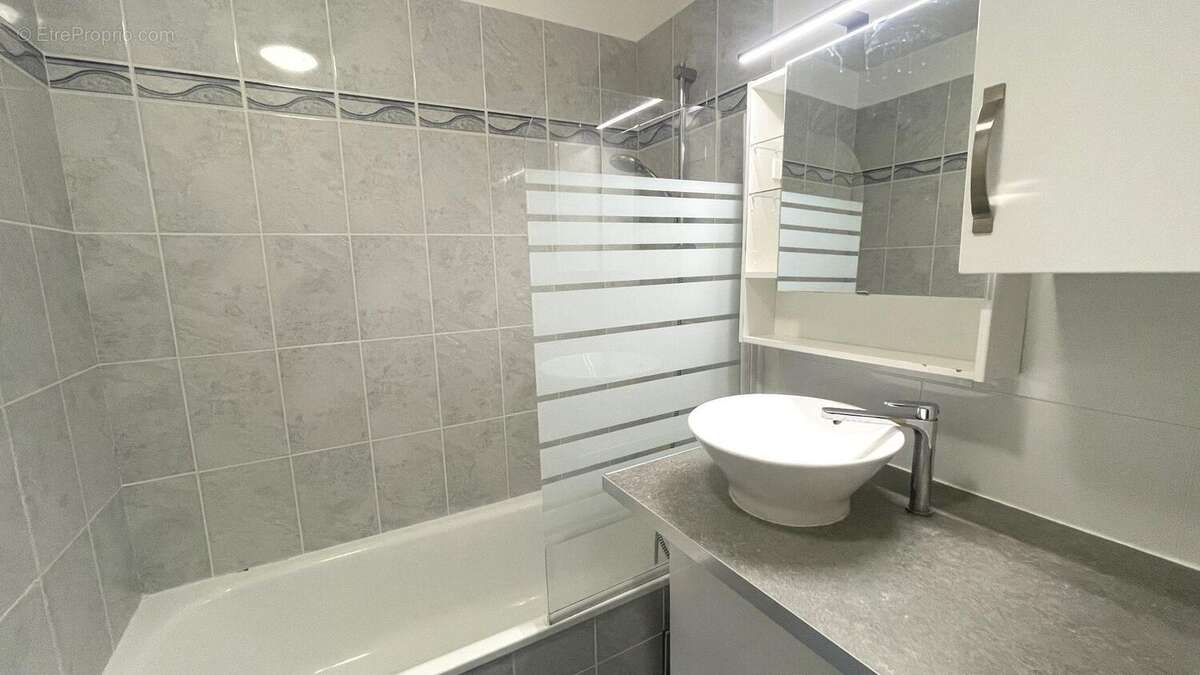 SALLE DE BAINS - Appartement à CHANTELOUP-LES-VIGNES